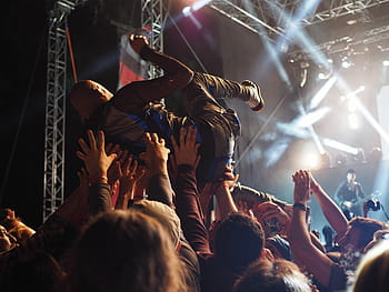 persone, sollevamento, uomo, nero, giacca di pelle, uomo in nero, giacca di pelle nera, concerto di musica popolare, musica, stage - spazio per le prestazioni, folla