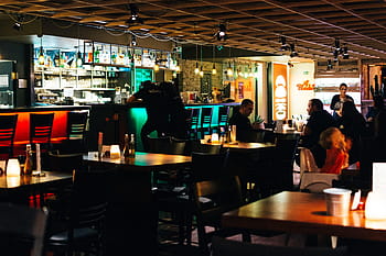 Interiér restaurace s barem, restaurace, bar, interiér, uvnitř, stůl, kavárna, lidé, bar - pití, podnikání, svítí
