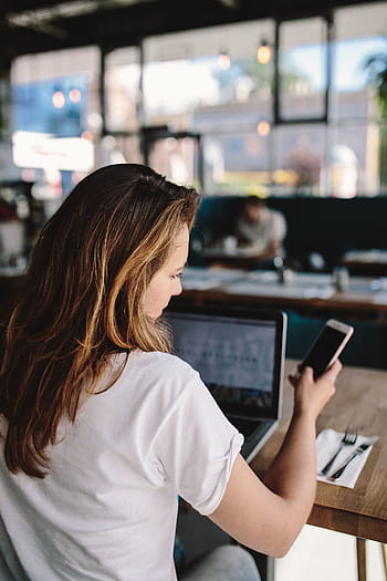 jovem, mulher, trabalhando, café, caucasiano, fêmea, escritório, espaço de trabalho, local de trabalho, computador, Macbook