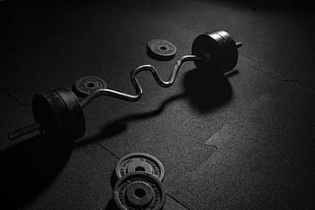 fotografie ve stupních šedi, ez, kučera, činka, hmotnostních desek, sport, závaží, posilovna, silový trénink, fitness vybavení, fitness studio