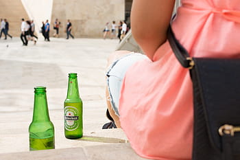 láhev piva heineken, pivo heineken, pivní lahev, pivo, napít se, ruce, heineken, mimo, lidé, venku, láhev