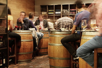 hnědý, dřevěný, sudové stoly, uvnitř, pokoj, místnost, bar, hospoda, restaurace, rustikální, sudy, lidé