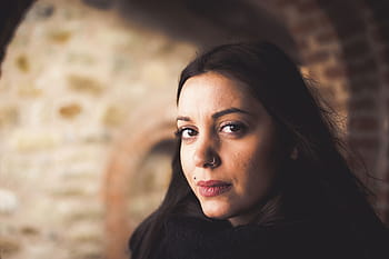žena, nošení, Černá, horní, stojící, hnědý, cihlová zeď, detailní, fotografování, lidé, prorazit
