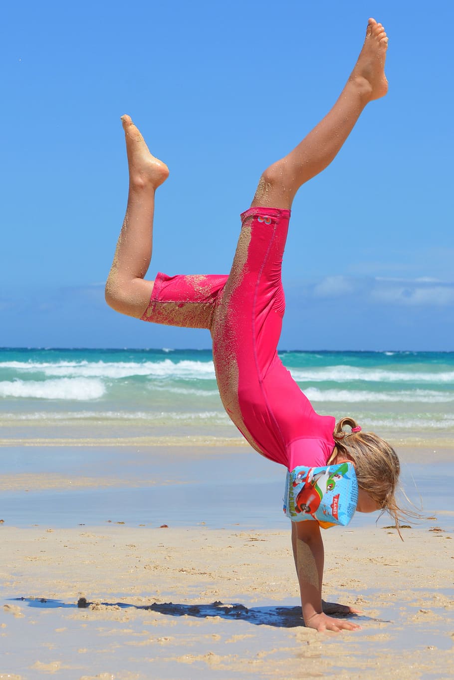 ragazza handstanding, riva del mare, bambino, persone, ragazza, mare, oceano, indumenti resistenti agli UV, handstand, spiaggia, ginnastica