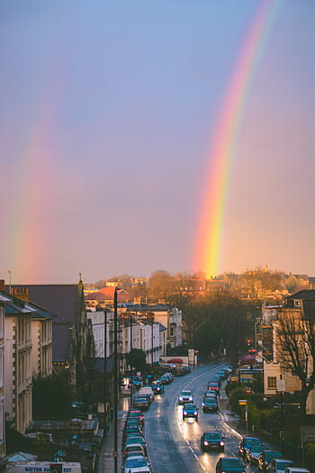 surtido, autos, carretera, dos, arcoíris, cerca de, ciudad, durante el día, cielo, arco iris, puesta de sol