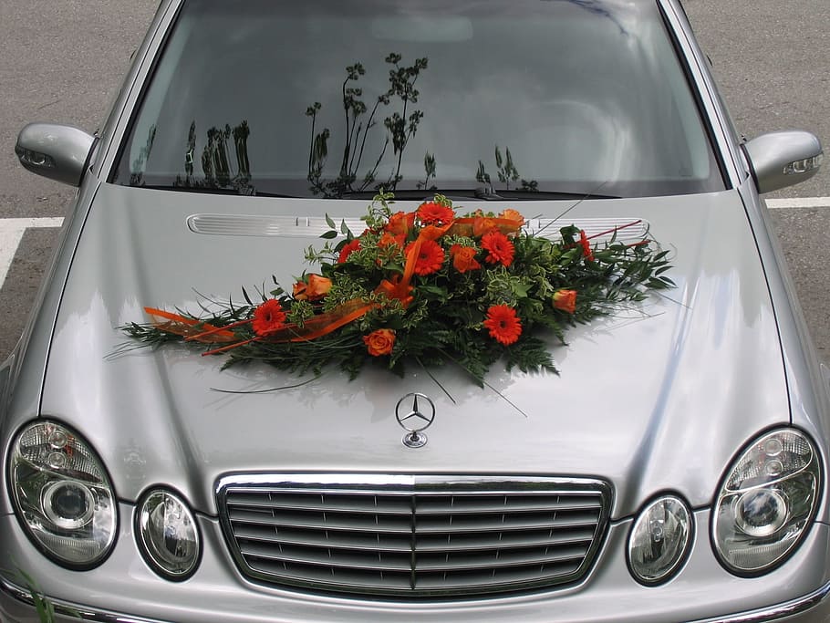 Červené, aranžování květin, stříbrné auto mercedes benz, mercedes, květiny, květinové aranžmá, svatba, svatební auto, růže, limuzína, před