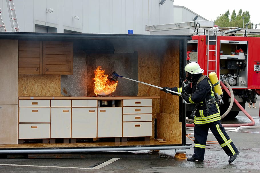 oheň, feuerloeschuebung, kuchyňský oheň, plamen, hasič, voda