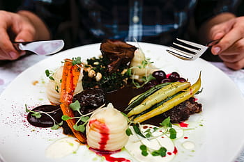レストランでのディナー、 レストラン、 食品、 食事、 夕食、 空腹、 牛肉、 肉、 プレート、 グルメ、 食べ物と飲み物