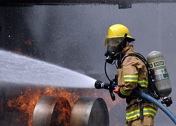 tubo flessibile di tenuta del pompiere, pompiere, formazione, fuoco aereo simulato, fiamme, caldo, calore, pericoloso, attrezzatura, protezione, casco