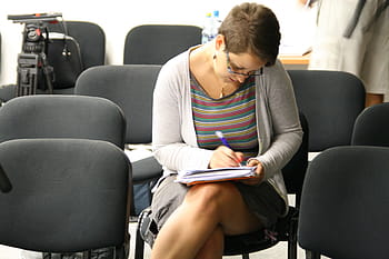 žena, šedá, tričko s dlouhým rukávem, psaní, rukáv, košile, tisková konference, studium, vzdělání, novinář, médií