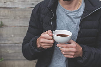 اشخاص،  الذكر،  رجل،  يشرب،  كوب،  شاي،  صحي،  أسلوب الحياة،  أسود،  السترة،  خشبي