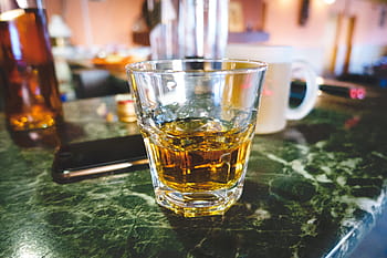záběr whisky, výstřel, whisky, alkohol, bar, napít se, bar - pití, restaurace, hospoda, barový pult, nápojová sklenice