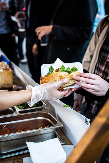 vietnamese banh mi, jídlo festival, vietnamština, banh mi, bageta, ruce, pouliční jídlo, jídlo, lidské ruky, restaurace, lidé