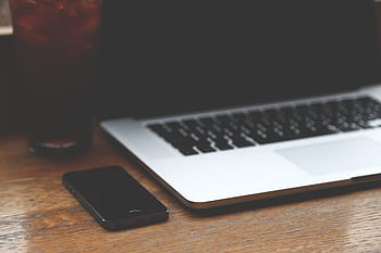 vypnut iphone, vedle, macbook, stůl, pro, prostor, šedá, iphone, s, mobilní, pohybliví, buňka
