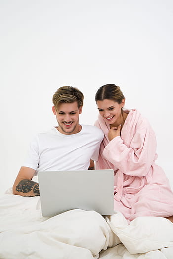 pár, usmívající se, lůžko, notebook, sledování, žena, muž, šťastný, mladý, štěstí, vztah