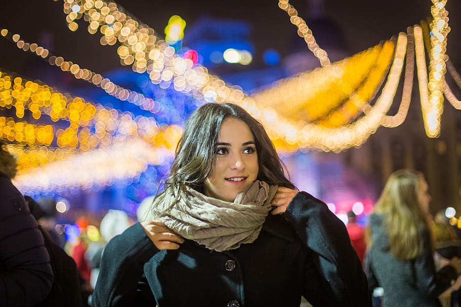 mělký, zaostřovací fotografie, žena, Černá, zimní bunda, nošení, šedá, šátek, portrét, bokeh, světla