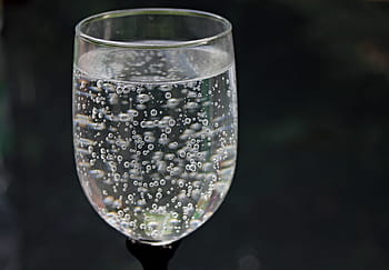 garrafa de vinho, cheio, claro, substância, copo de água, agua, água mineral, bolha, miçangas, ácido carbônico, vidro