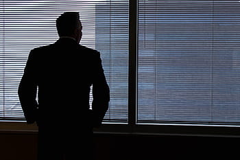 uomo, in piedi, davanti, finestra dell'edificio, attività commerciale, uomo d'affari, finestra, guardando fuori dalla finestra, aziendale, pensiero, riflessione