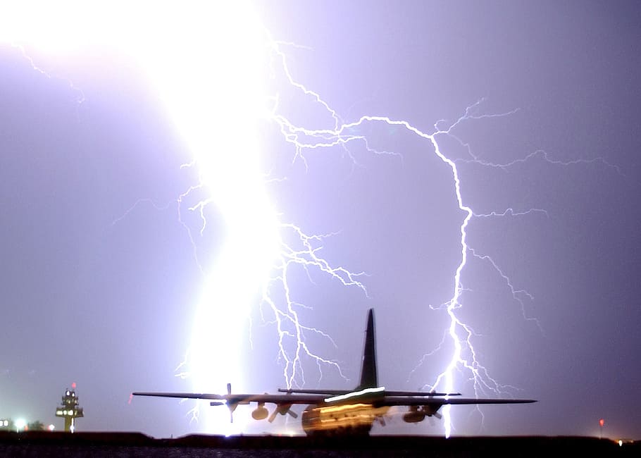 Blesk, stávka, noc, bouřka, šroub, letadlo, pojíždění, c-130, náklad, počasí, elektřina