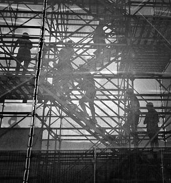 fotografie ve stupních šedi, šedá, kovové schody, skupina, lidé, Černá, bílý, stoupání, nahoru po schodech, trubka, architektura
