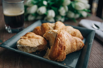 croissant, grøn, keramisk, plade, ved siden af, drikkeglas, kaffe, keramisk plade, glas, mad, morgenmad