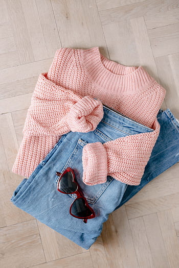 laico, moda, atuendo, flatlay, jeans, suéter, rosa, azul, casual, gafas de sol, lindo